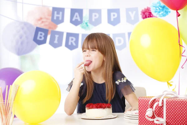 Fille dégustation son gâteau d'anniversaire — Photo