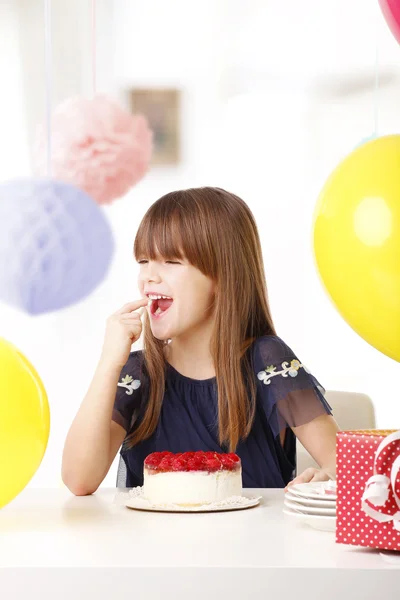 Dziewczyna degustacja jej tort urodzinowy — Zdjęcie stockowe