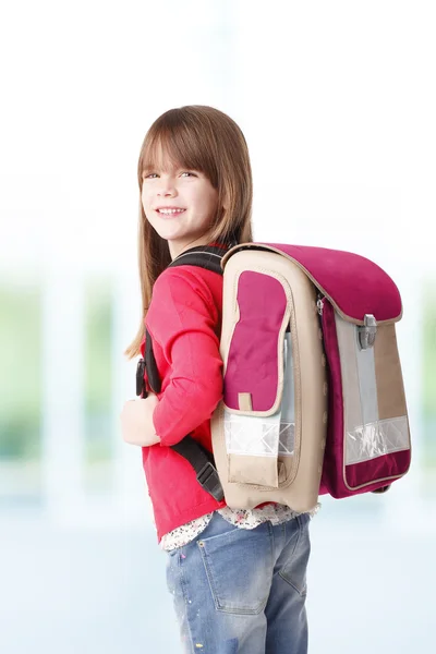 Menina com mochila sorrindo — Fotografia de Stock