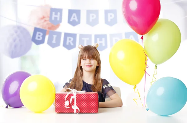 Mädchen mit Geschenkbox feiert Geburtstag — Stockfoto