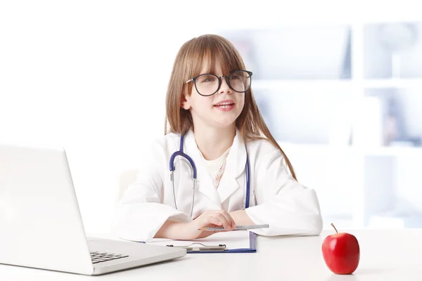 Girl working on  laptop — Stock Photo, Image