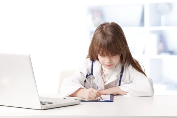 Meisje werkt op laptop — Stockfoto