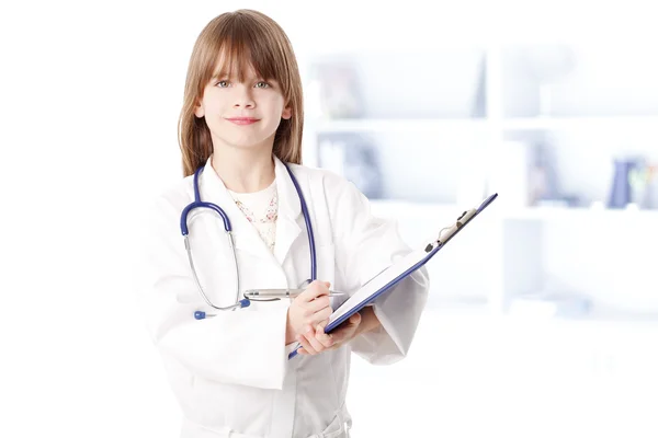 Menina vestida com traje médico — Fotografia de Stock