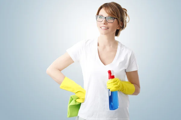 Mujer sosteniendo en manos productos de limpieza —  Fotos de Stock