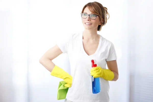 Trabalhador segurando produtos de limpeza — Fotografia de Stock