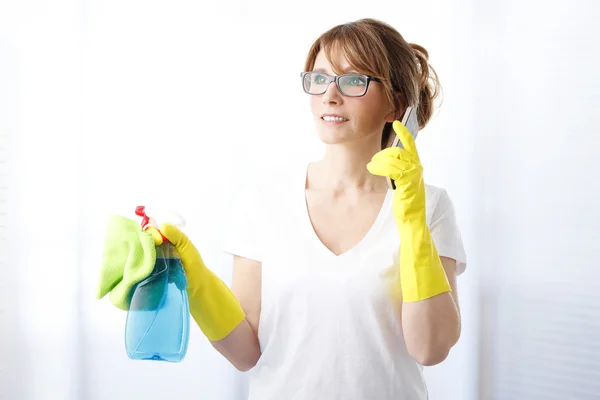 Frau macht Pause beim Putzen — Stockfoto