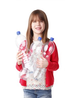 Kız holding şişeler