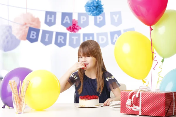 그녀의 케이크 뒤에 앉아 여자 — 스톡 사진