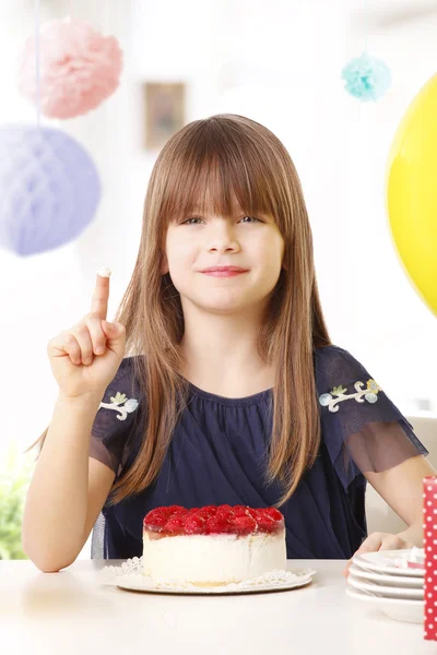 Chica degustando su pastel de cumpleaños — Foto de Stock