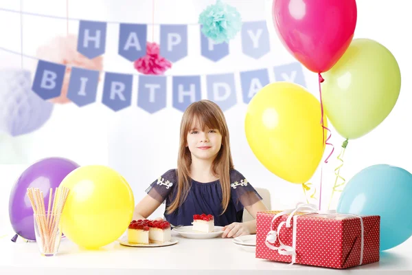 Petite fille fête son anniversaire — Photo