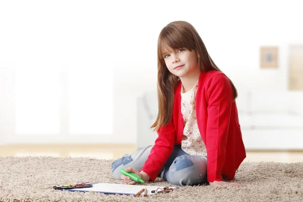 Lány ül a padlóra és színező — Stock Fotó