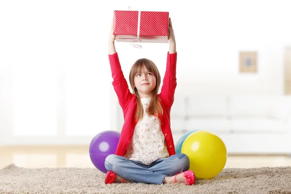 Menina segurando caixa de presente em suas mãos — Fotografia de Stock