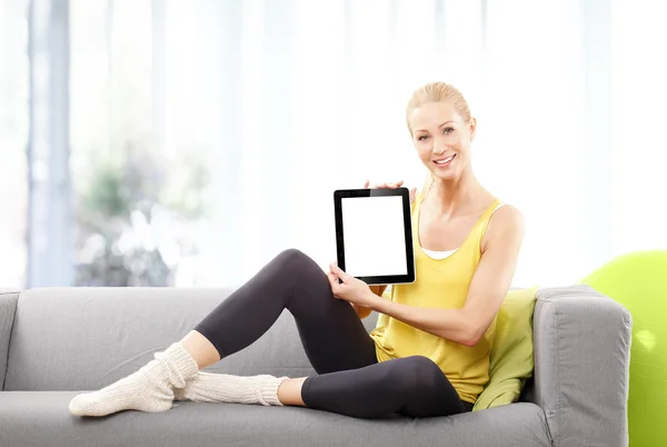 Vrouw met digitale tablet — Stockfoto