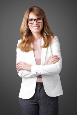 gülümseyen executive iş kadını ayakta