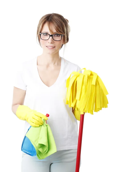 Frau hält in den Händen Reinigungsprodukte — Stockfoto