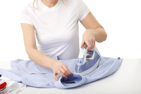 Frau bügelt Kleidung — Stockfoto