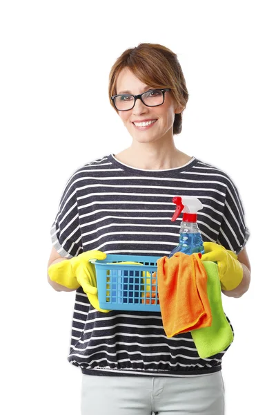Mujer sosteniendo productos de limpieza de pie —  Fotos de Stock