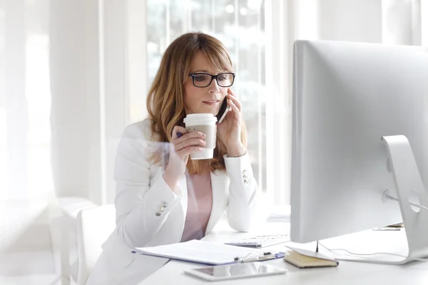 Directeur vrouw praten over de telefoon — Stockfoto