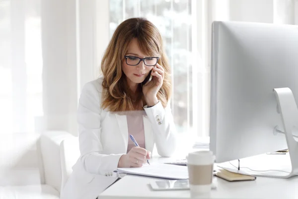 Femme d'affaires faisant de la paperasse — Photo