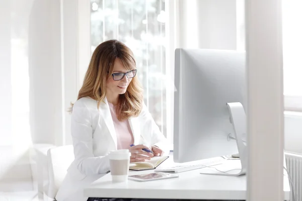 Femme d'affaires assise au bureau — Photo