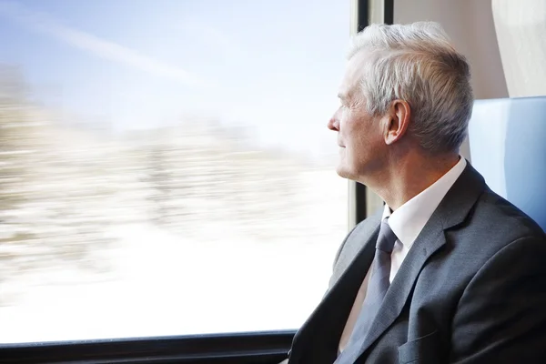 Anziano uomo d'affari in viaggio — Foto Stock