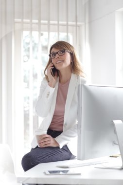 Ofis Masası bilgisayar önünde oturup....