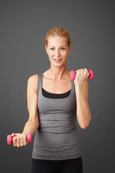 Mujer haciendo ejercicio con pesas — Foto de Stock