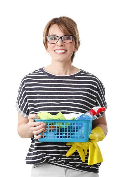 Mujer sosteniendo productos de limpieza — Foto de Stock