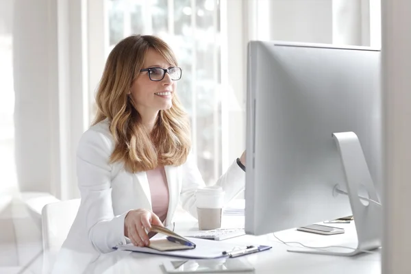 Chef arbeitet am Computer — Stockfoto