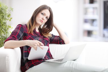 latpop ve dijital tablet kullanan kadın