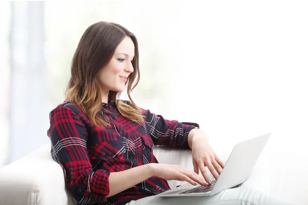 Vrouw met laptop werken — Stockfoto