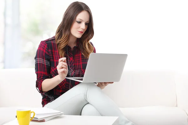 Ung kvinna med laptop arbeta — Stockfoto
