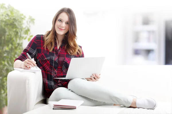 Zakenvrouw werkt online — Stockfoto