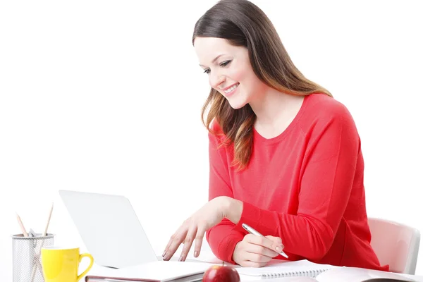 Estudante sentado na frente do laptop — Fotografia de Stock