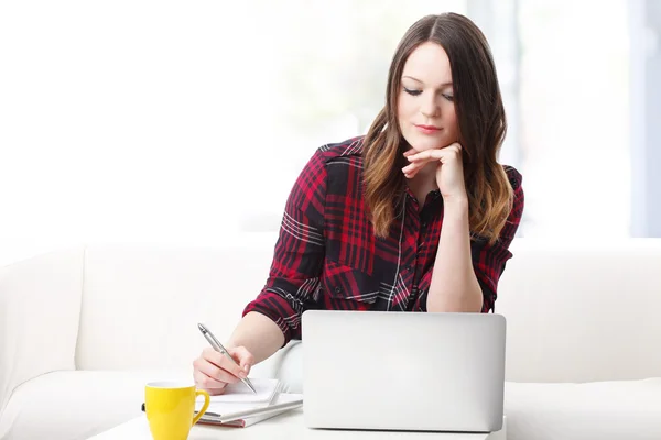 Student zittend voor laptop — Stockfoto