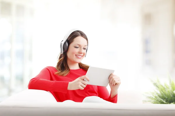 Mujer usando tableta digital —  Fotos de Stock