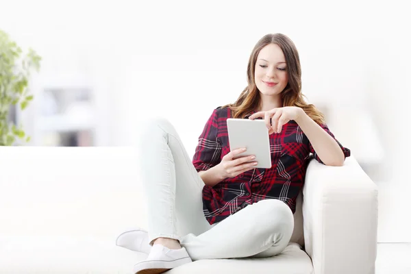 Jonge vrouw met behulp van haar digitale tablet — Stockfoto