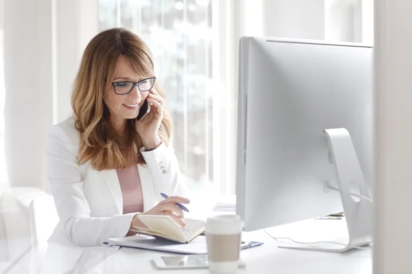 Zakenvrouw zittend voor de computer — Stockfoto