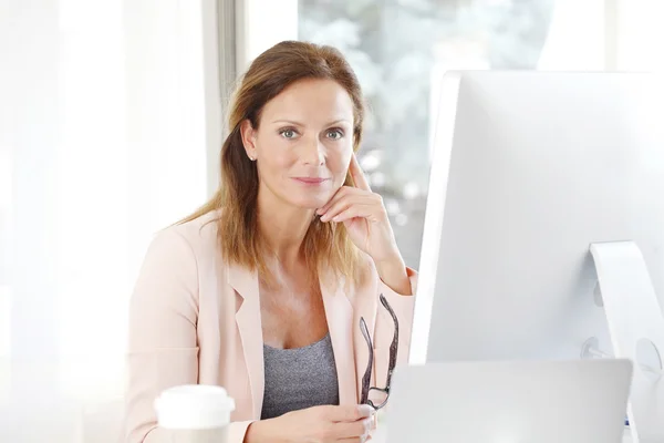 Zakenvrouw zittend op haar werkplek — Stockfoto