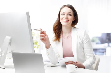 masasında oturan ve çalışan işçi