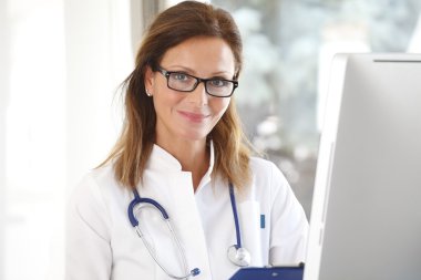kadın doktor oturuyor