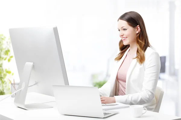 Worker sitting at her desk and working — Stock Photo, Image