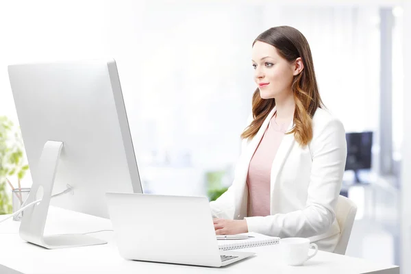 Werknemer zit op haar Bureau en werken — Stockfoto