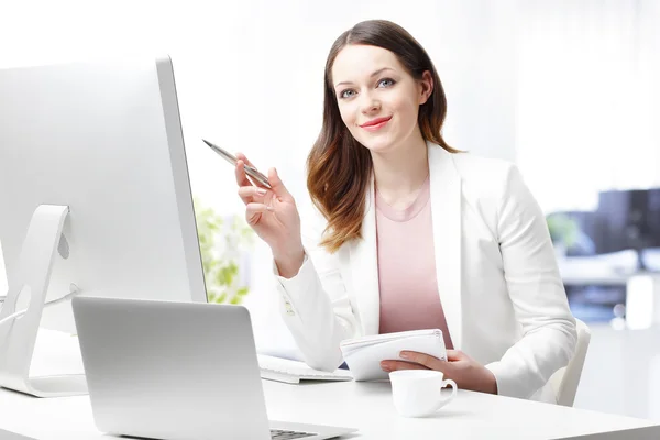 Trabalhador sentado em sua mesa e trabalhando — Fotografia de Stock