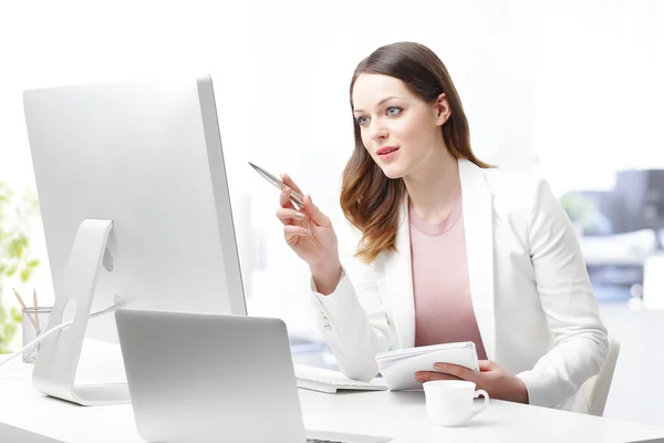 Werknemer zit op haar Bureau en werken — Stockfoto