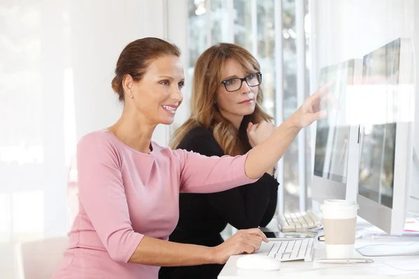 Vrouwelijke ondernemers zitten in kantoor — Stockfoto