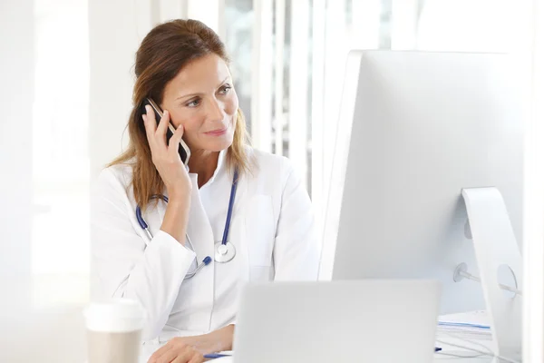 Junge Ärztin sitzt — Stockfoto