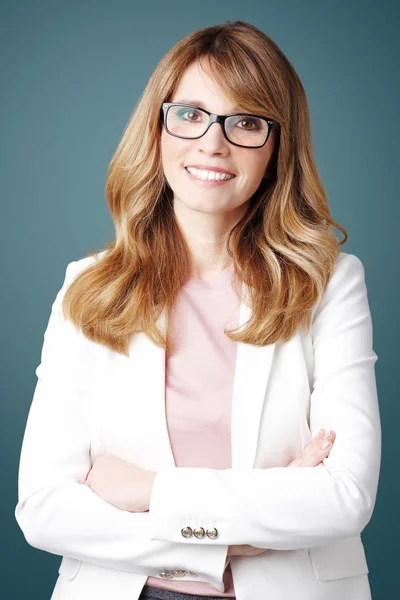 Businesswoman standing with arms crossed — Stock Photo, Image