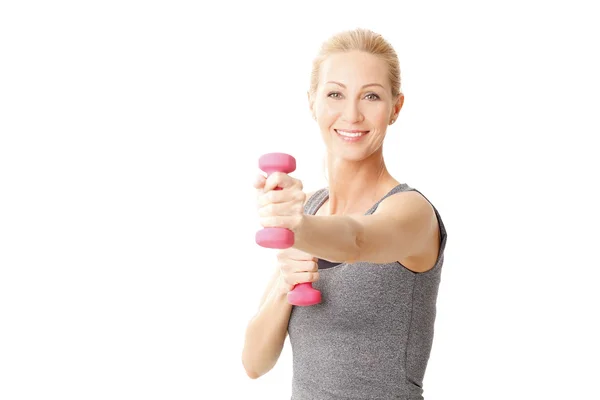 Vrouw aan het trainen met halters — Stockfoto