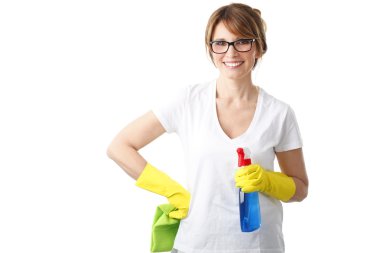 Gülümseyen kadın ayakta 